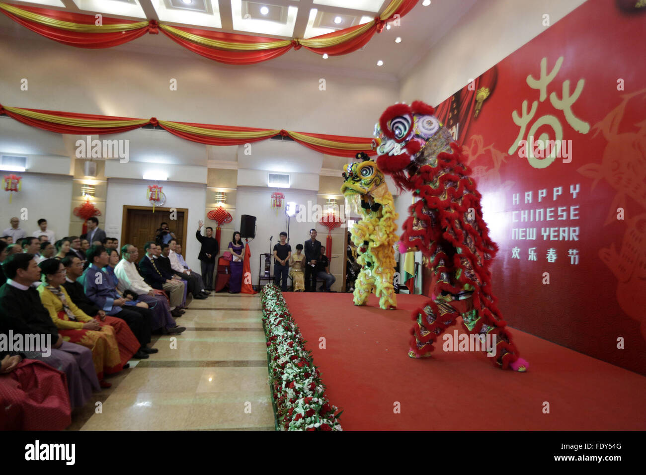 Yangon. 2° febbraio 2016. Artisti eseguono la danza del leone durante il ricevimento per il prossimo Festival Cinese della Primavera presso la residenza dell'ambasciatore cinese in Myanmar in Yangon Febbraio 2, 2016. Il Festival della Primavera Cinese cade il 8 febbraio di quest'anno. © U Aung/Xinhua/Alamy Live News Foto Stock