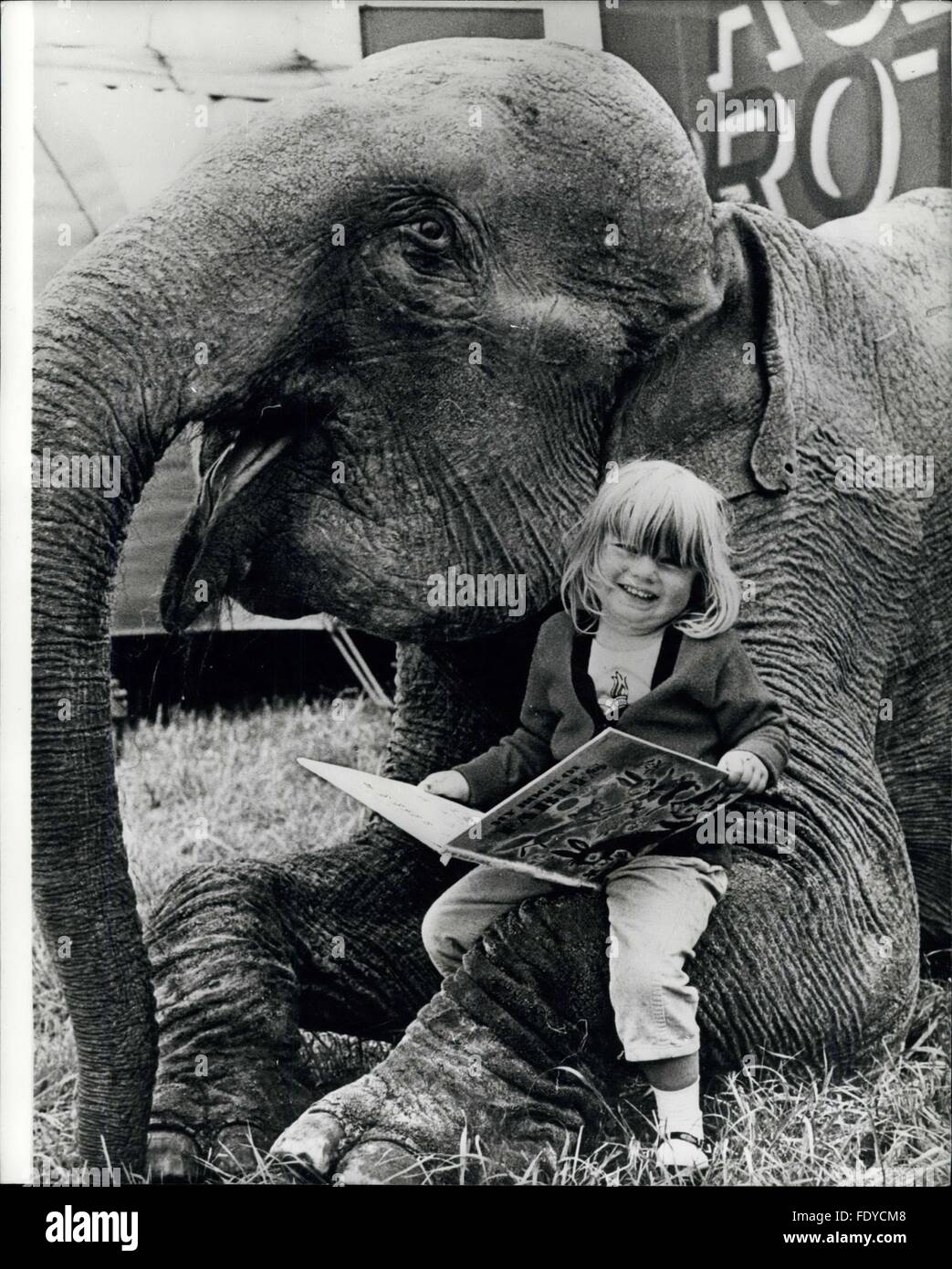 1962 - abbastanza per fare un elefante ridere.: Kitty Roberts è di soli quattro anni, e probabilmente altre bambine, lei piace giocare ad essere madre ma non poco bambole in carrozzina per Kitty - che ama a sedersi sul ginocchio di Suzie, un 16-anno-vecchio elefante e dirle una storia dalla sua immagine di libri. Non riesce a leggere. Ma lei conosce tutte le foto nei suoi libri. L'elefante è abbastanza a casa con lei - e come si vede qui, è spesso molto divertito. Kitty, suo padre, Bobby Roberts Jr treni elephantss circo. © Keystone Pictures USA/ZUMAPRESS.com/Alamy Live News Foto Stock