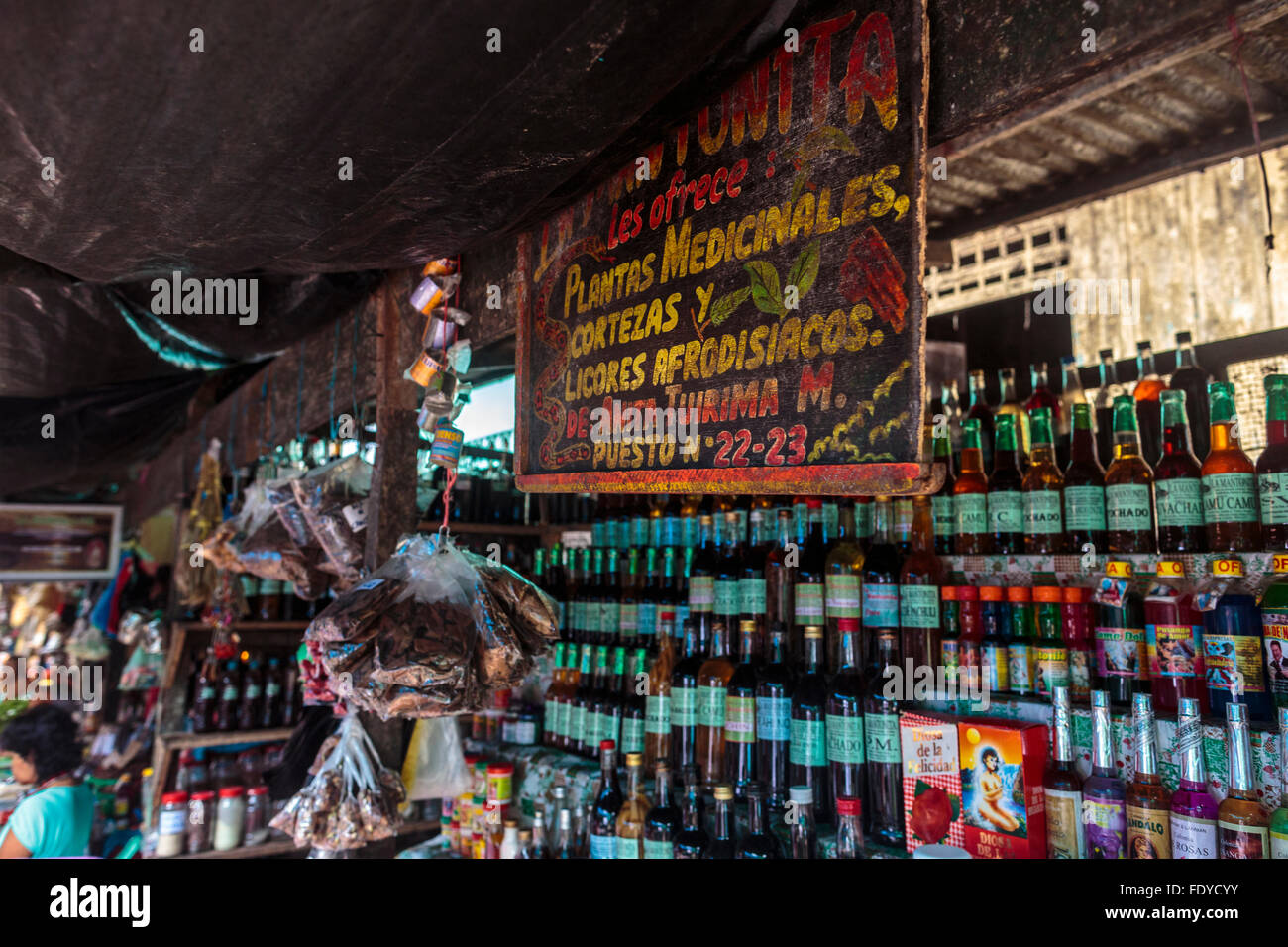 Bottiglie di estratti di piante e medicina di sciamano's Alley noto anche come sorceror's Alley nel mercato belen iquitos nell'Amazzonia peruviana Foto Stock
