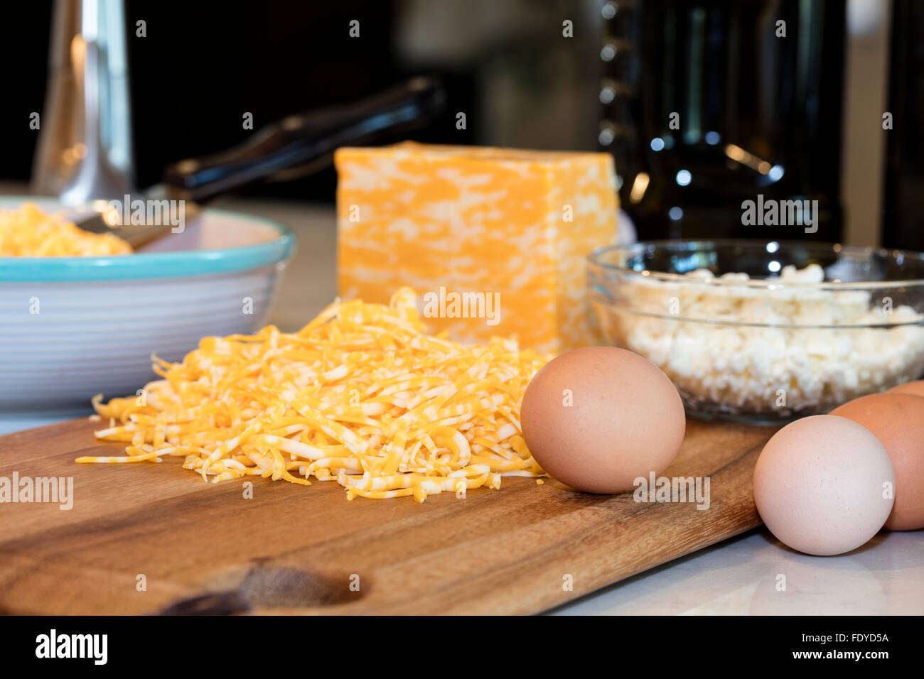 Il Cheddar, Monterey e formaggio Feta torta omelette con bietole e il bacon a pezzetti all'interno. Foto Stock