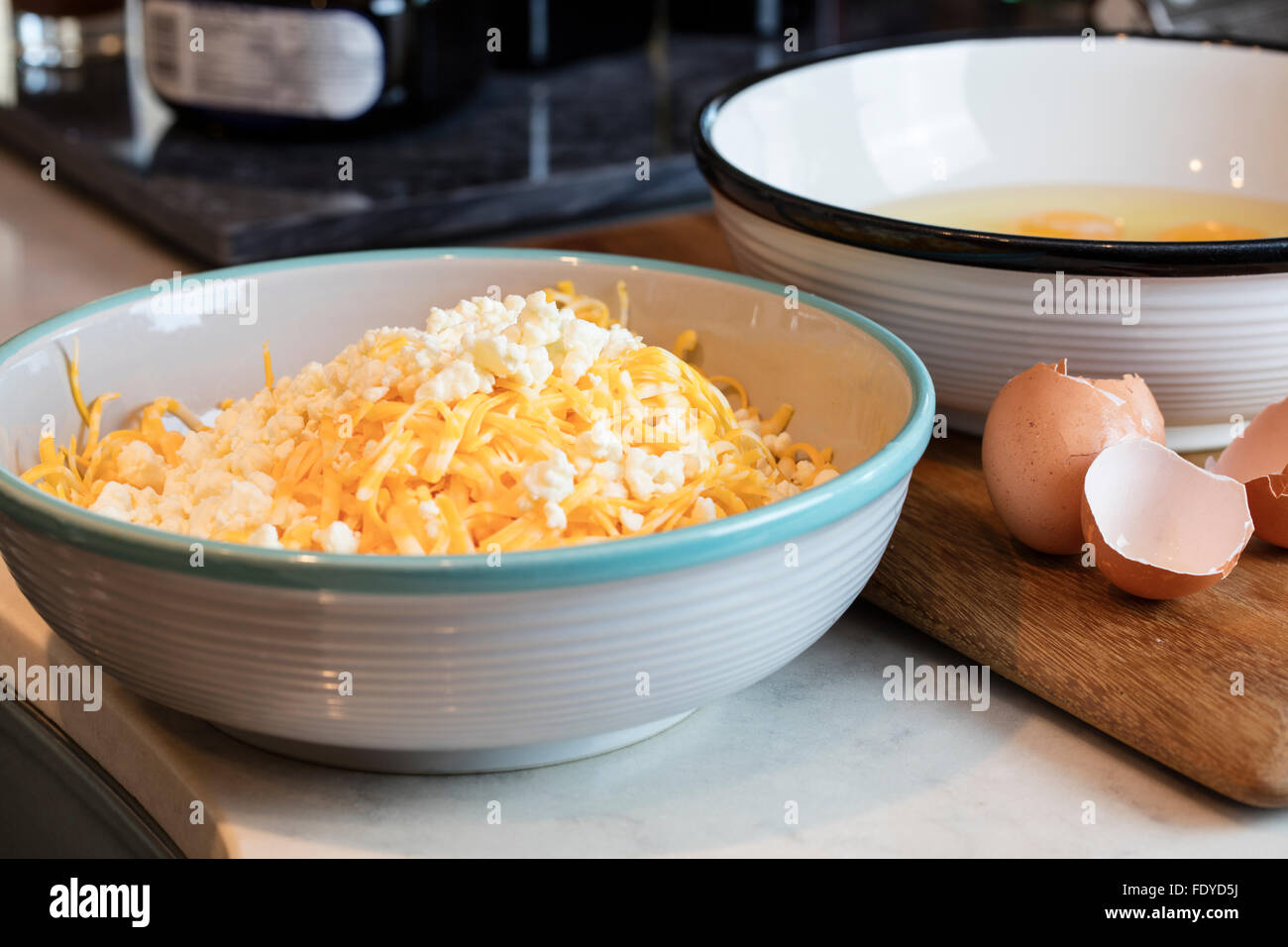 Il Cheddar, Monterey e formaggio Feta torta omelette con bietole e il bacon a pezzetti all'interno. Foto Stock