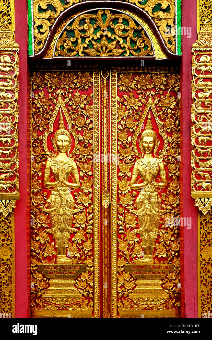 Sculture in legno su una porta del tempio di Wat Fon Soi, Chiang Mai, Thailandia Foto Stock