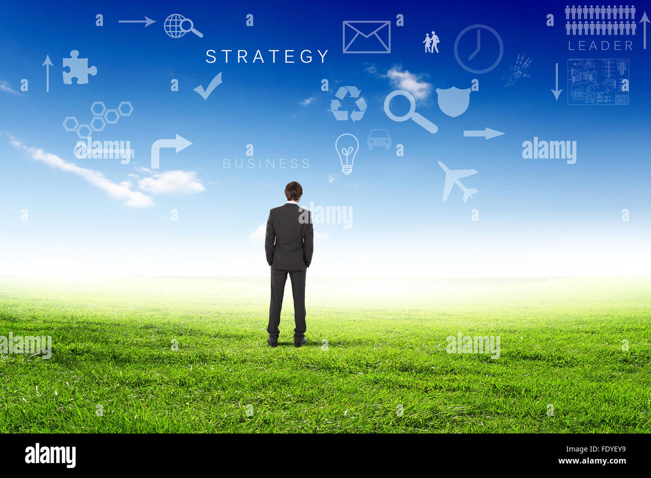 Giovane imprenditore outdoor con simboli di business sul fondo cielo Foto Stock