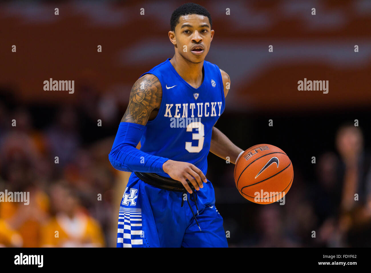 2 febbraio 2016: Tyler Ulis #3 del Kentucky Wildcats porta la palla in alto tribunale durante il NCAA pallacanestro tra la University of Tennessee volontari e l'Università di Kentucky Wildcats a Thompson Boling Arena a Knoxville TN Tim Gangloff/CSM Foto Stock