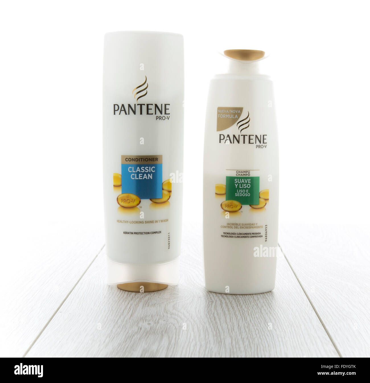 Due bottiglie di Pantene prodotti per la cura dei capelli. Introdotto in Europa nel 1947 da HOFFMANN-LA ROCHE Foto Stock