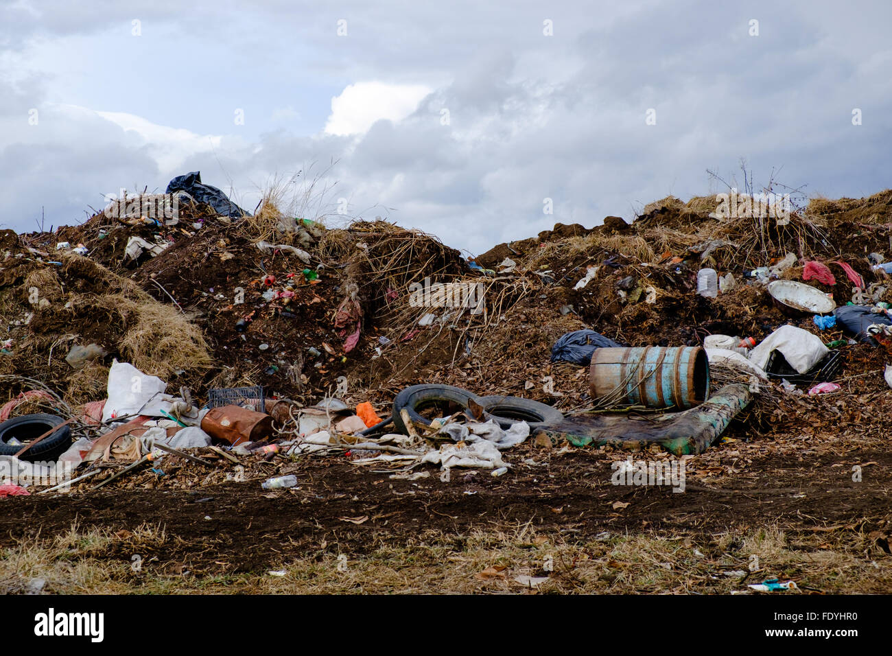 Disposto garbage inquinanti nei pressi di un villaggio in Transyilvania, Romania. Foto Stock