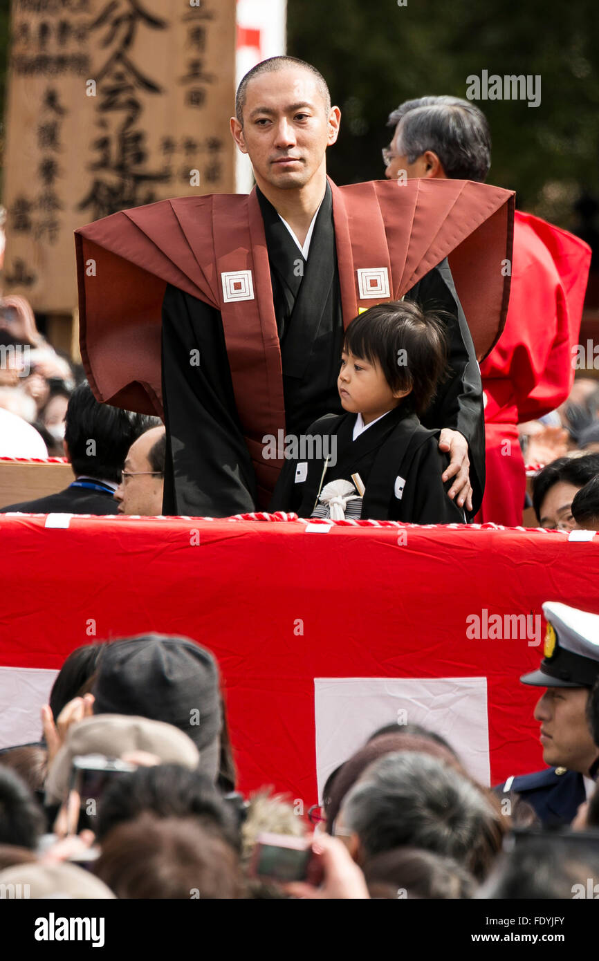 Attore Kabuki Ichikawa Ebizo XI assiste un Setsubun festival con il suo figlio a Naritasan Shinshoji Temple il 3 febbraio, 2016 a Chiba, Giappone. Setsubun è un annuale festival giapponese celebrata il 3 febbraio e segna il giorno prima dell'inizio della primavera. Le celebrazioni prevedono gettando i semi di soia (noto come mamemaki) fuori di casa per proteggere contro gli spiriti maligni e nella casa di invitare buona fortuna. In molte famiglie giapponesi un membro potrà indossare una maschera ogre mentre gli altri buttano fagioli presso di lui o di lei. La celebrazione a Naritasan Shinshoji tempio è uno dei più grandi in Giappone e gli organizzatori Foto Stock