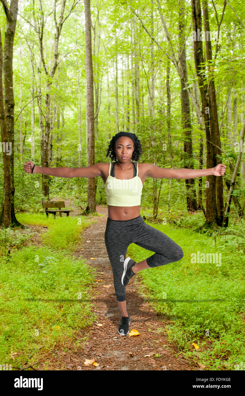 Bella donna facendo una serie di esercizi di Yoga Foto Stock