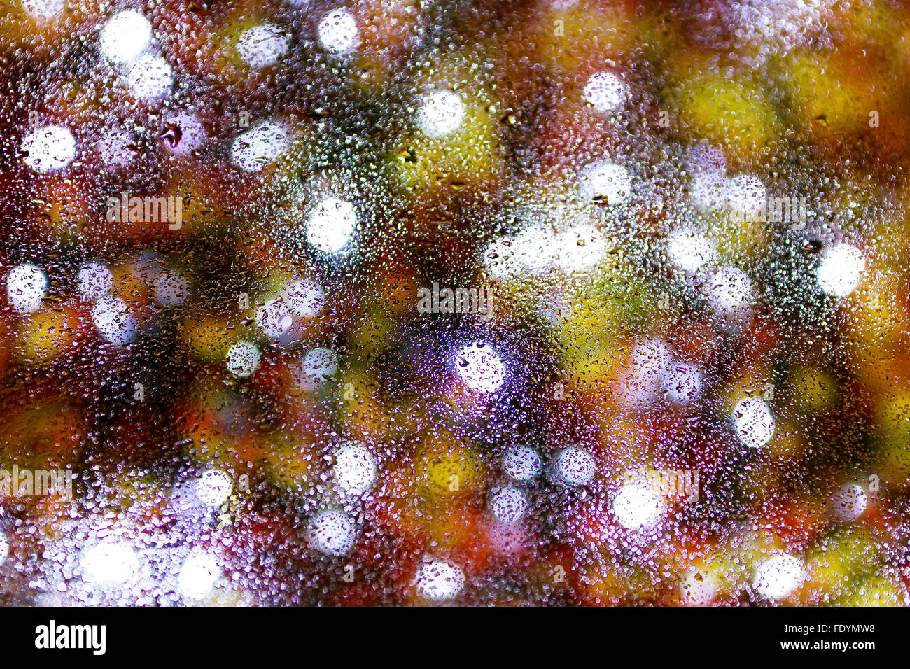 Tono di colore dell'acqua e delle gocce di pioggia sul vetro Foto Stock