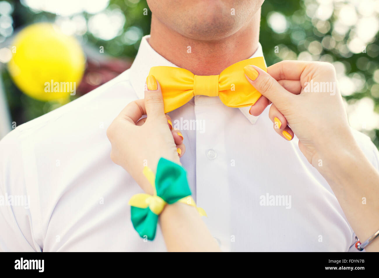 Farfalla di colore giallo su un collo all'uomo Foto Stock