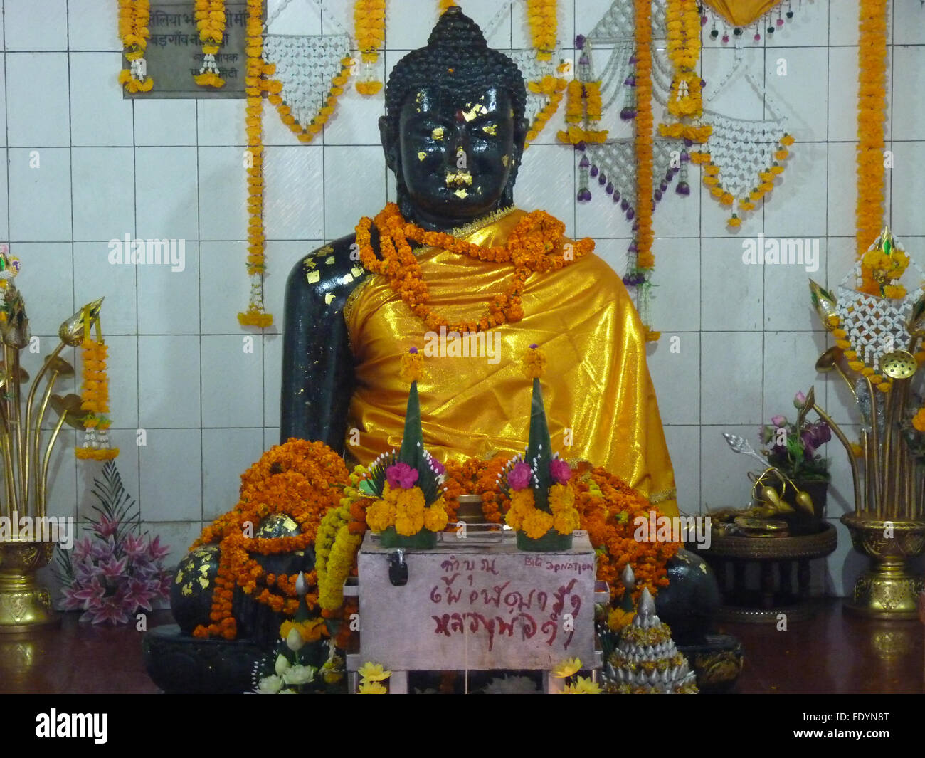 Nero statua del Buddha in un tempio buddista in Nalanda, India Foto Stock