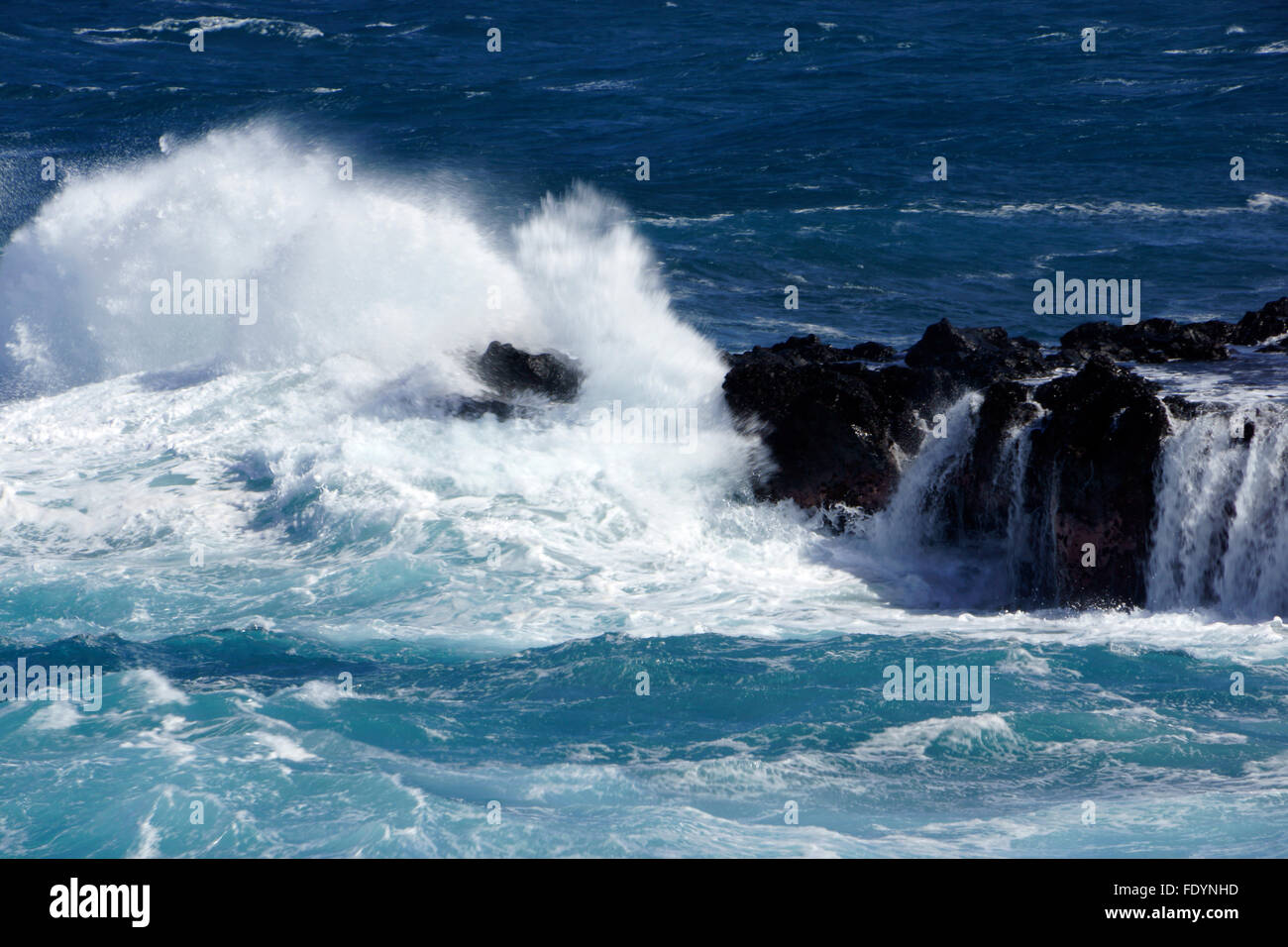Onde da surf sulle scogliere SW costo isola della Réunion, Francia Foto Stock