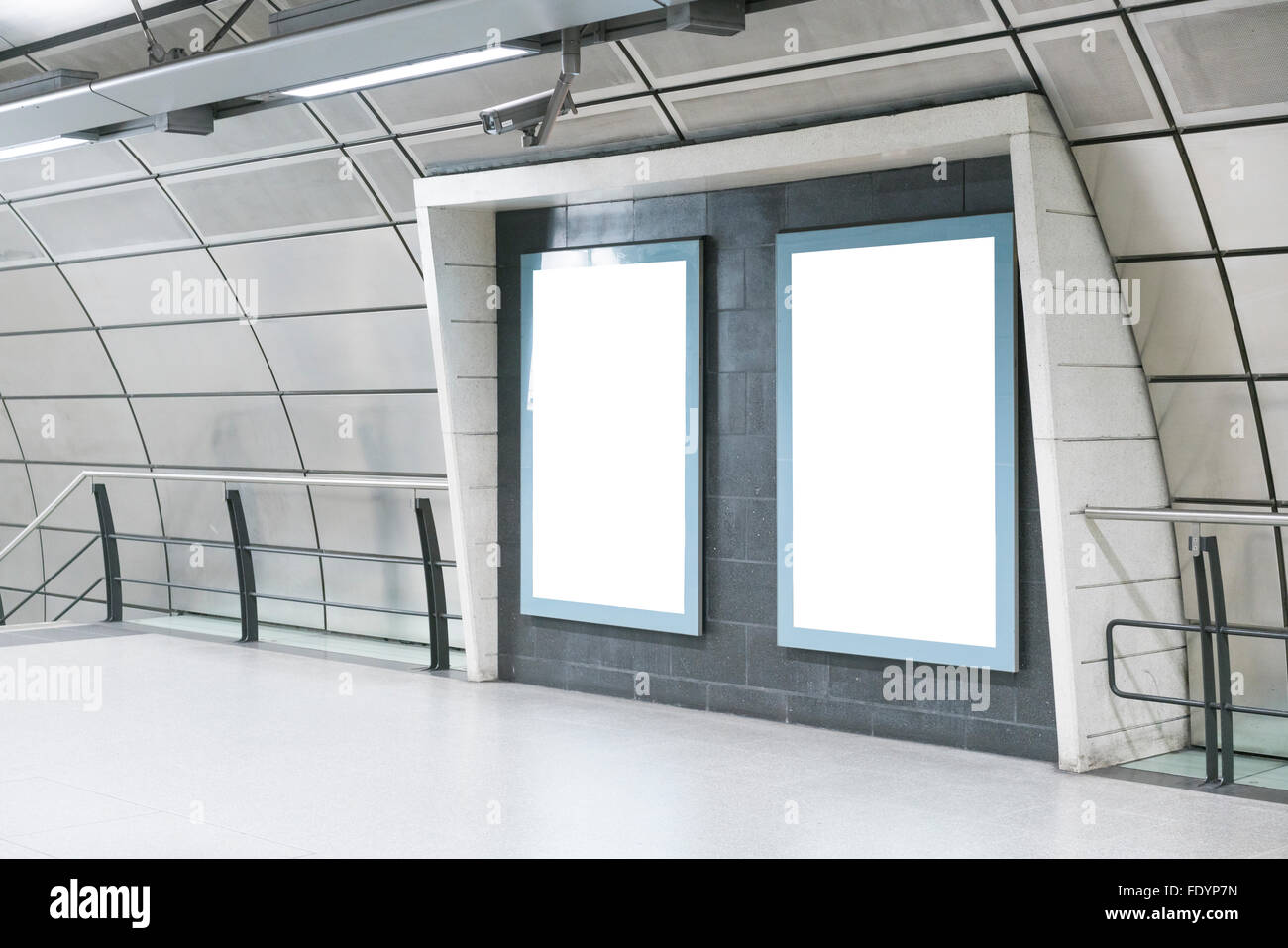 Modello vuoto affissioni poster sulla metropolitana di Londra la METROPOLITANA DI LONDRA, REGNO UNITO, DI ALTA QUALITÀ Foto Stock