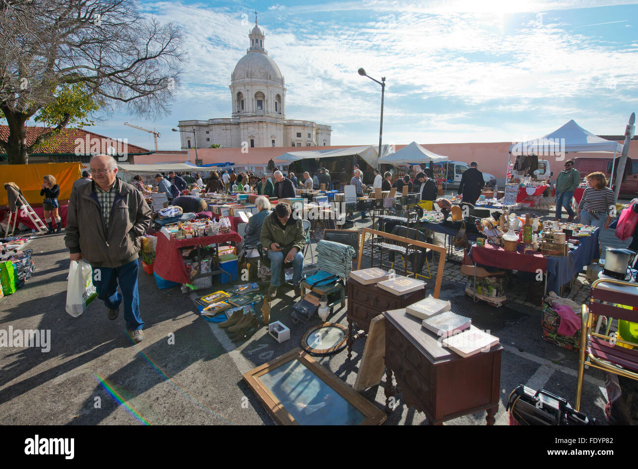 Lisbona, Portogallo - 23 Gennaio 2016: Feira da Ladra, un mercato delle pulci che si tiene due volte a settimana per attrarre la gente del posto e i turisti in Alfama. Foto Stock