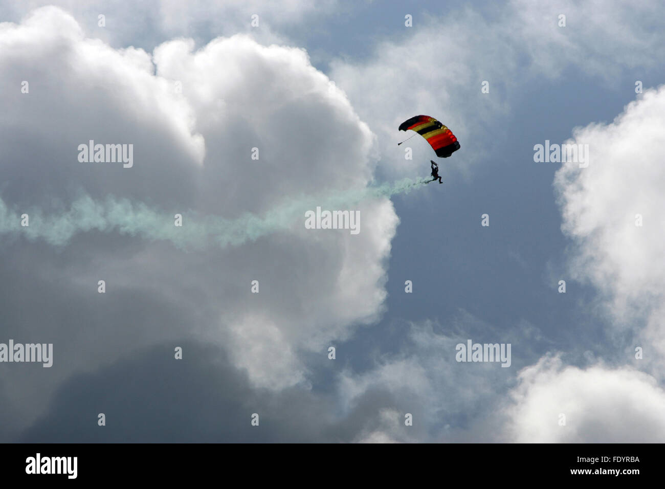 Cuxhaven, Germania, Parachutist tirando in aria una scia di fumo dietro di essa Foto Stock