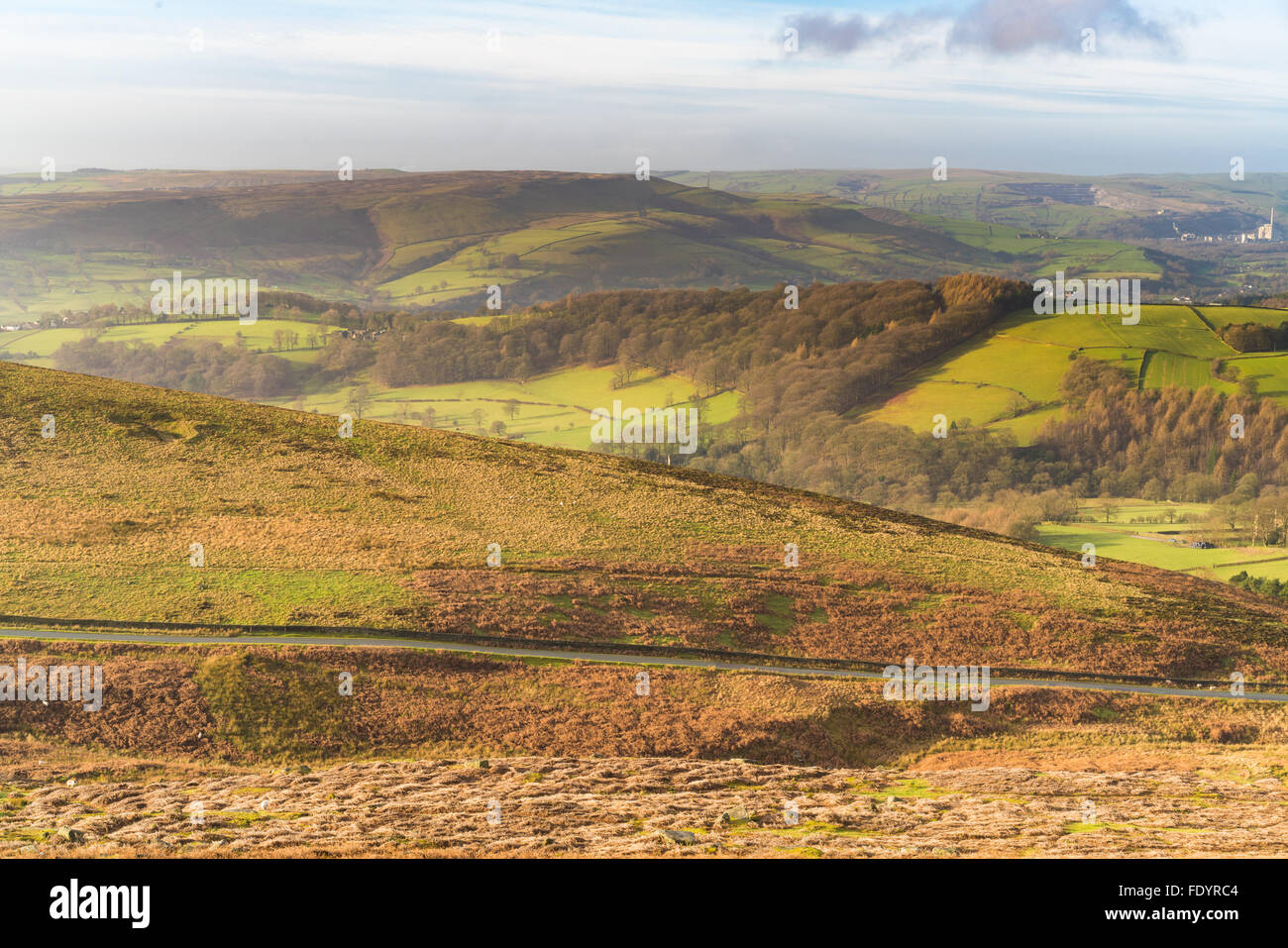 Vista sulla valle di speranza nel Peak District con terreni agricoli in primo piano e le pecore, bella drammatica la luce del mattino Foto Stock