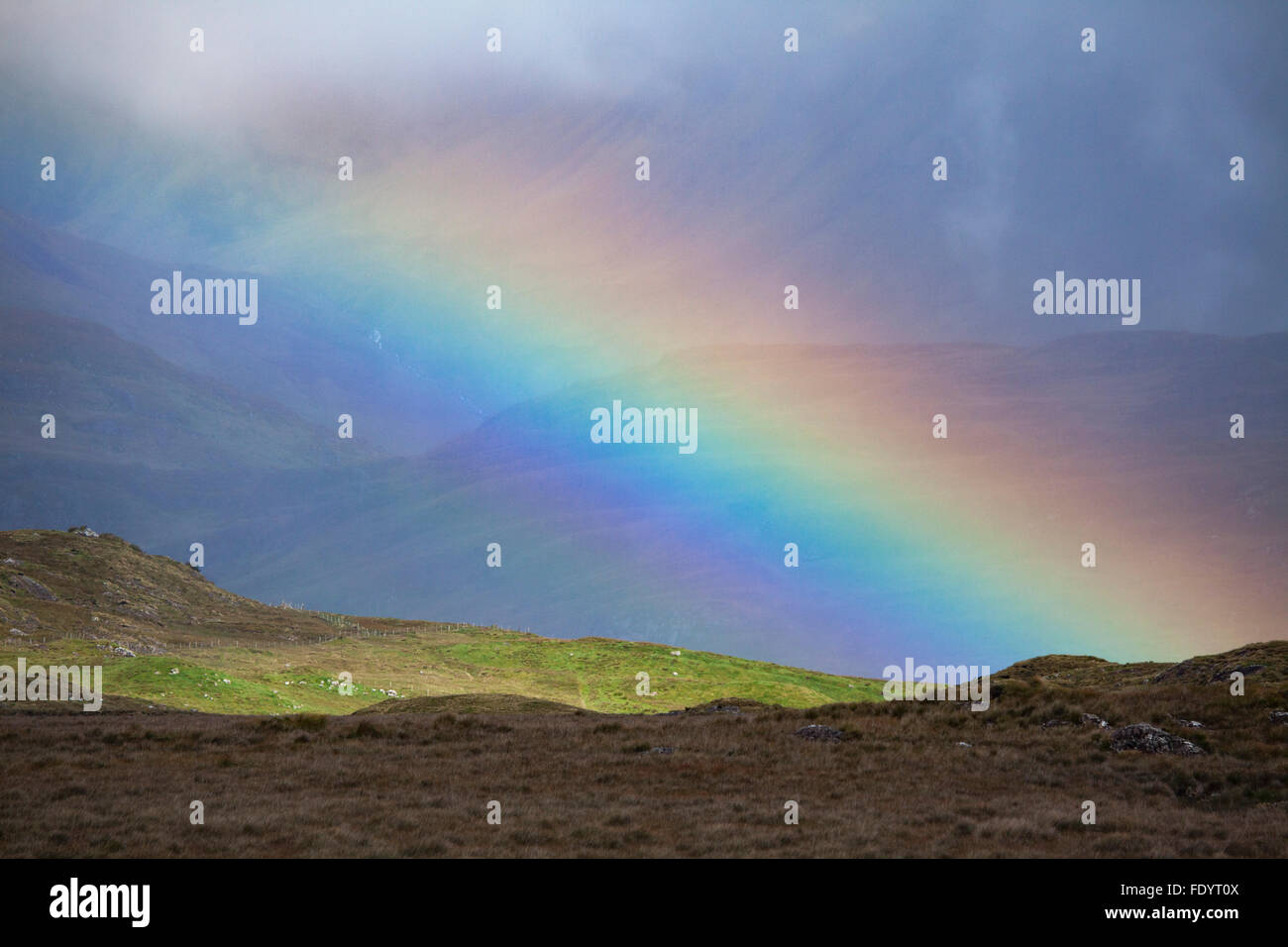 Arcobaleno di montagna, nella contea di Galway, Irlanda. Foto Stock