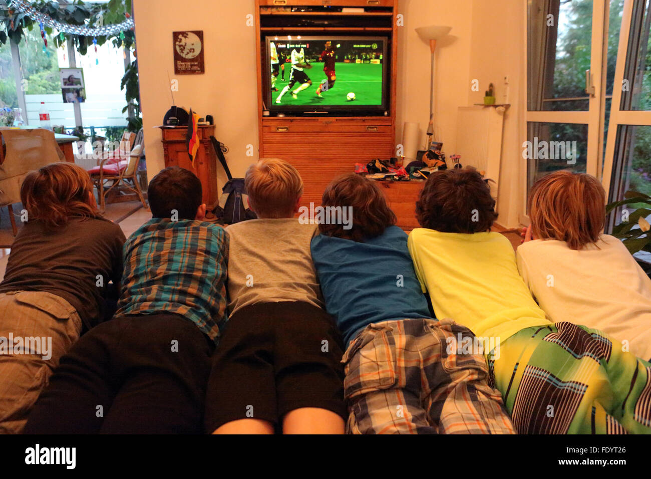 Berlino, Germania, ragazzi guardano insieme una partita di calcio in televisione Foto Stock
