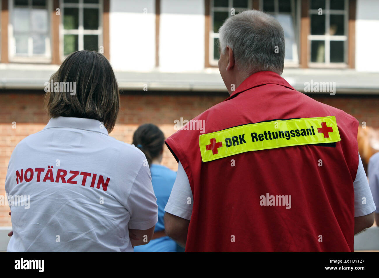 Hoppegarten, Germania, emergenza medico e paramedico della RDC stanno fianco a fianco Foto Stock