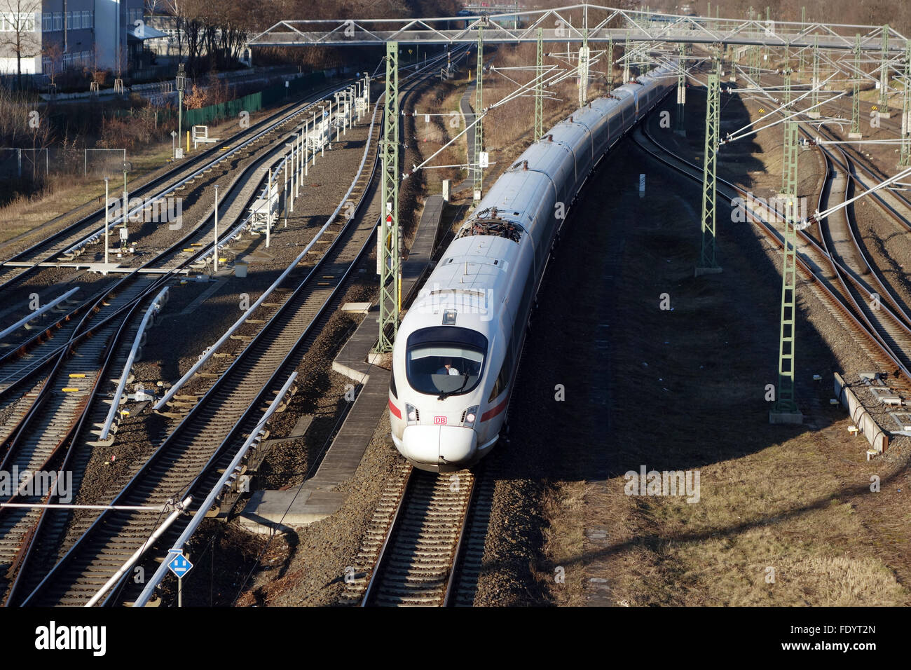 Berlino, Germania, binari ferroviari e ICE 3 azionato da Deutsche Bahn AG Foto Stock