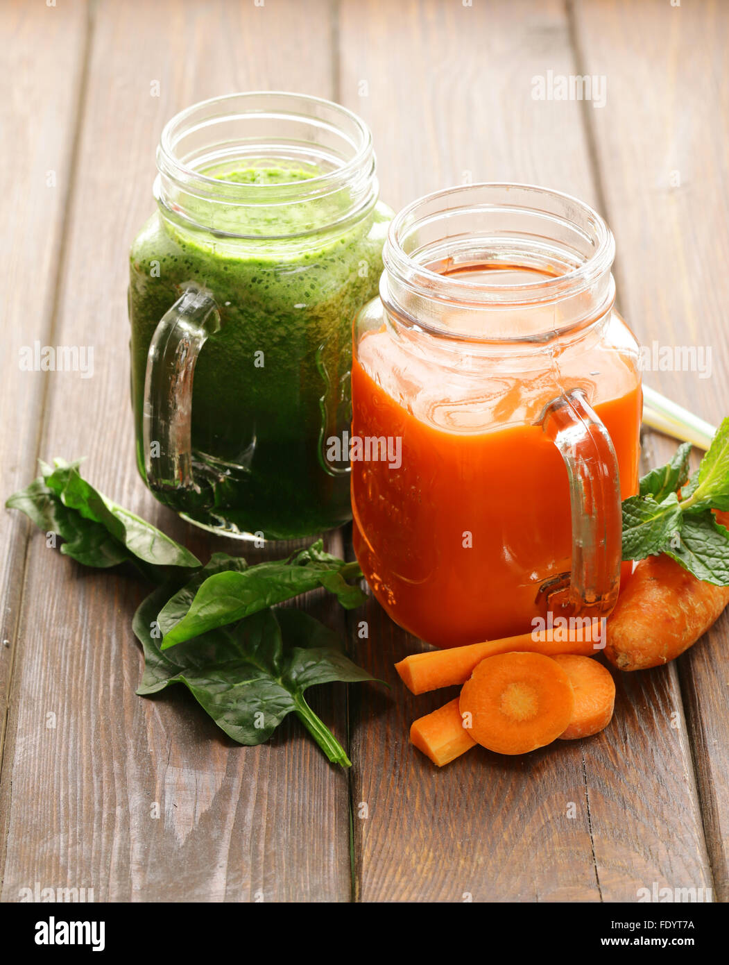 Fresco di succo di carota e succo di spinaci, sedano (frullati) Foto Stock