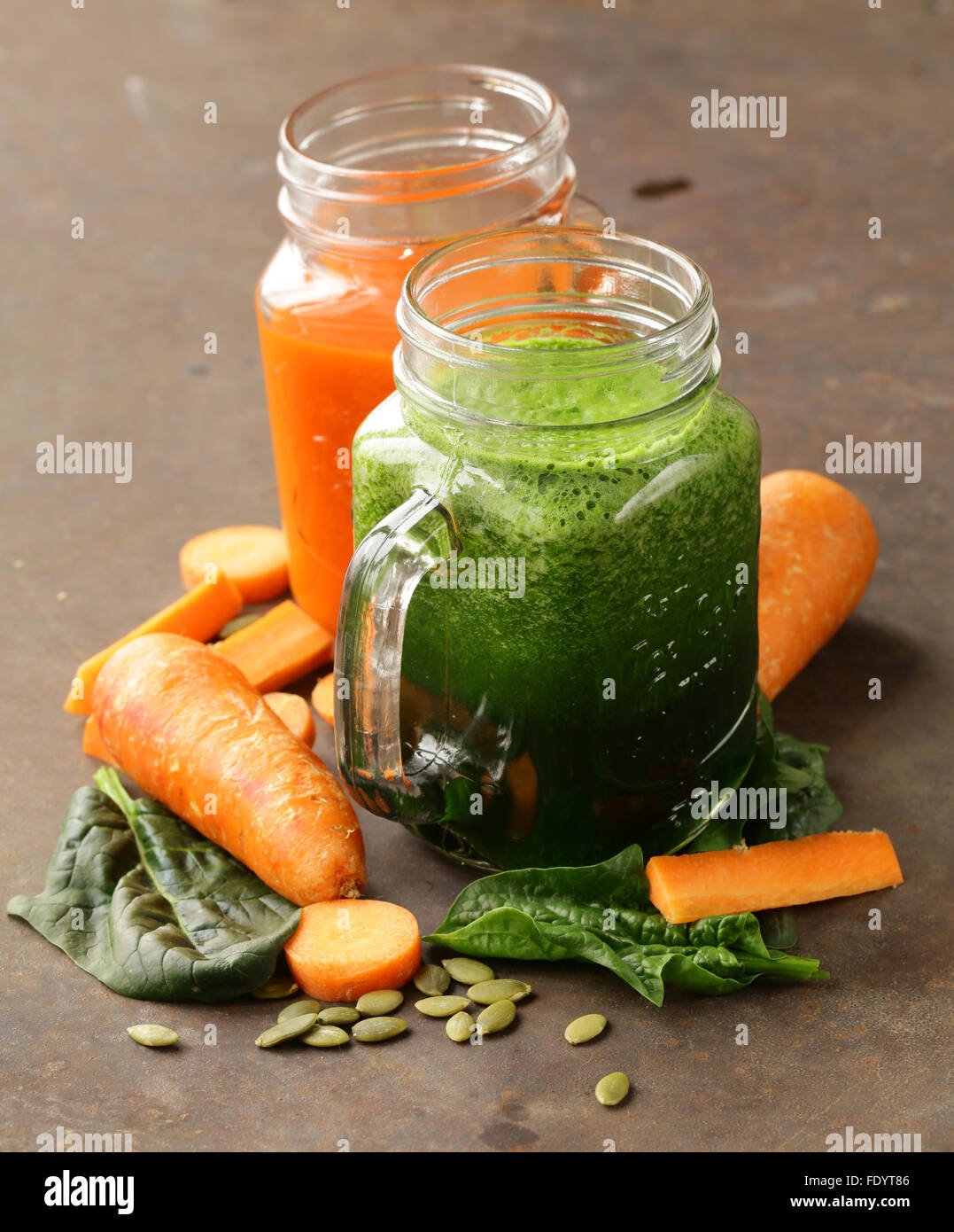 Fresco di succo di carota e succo di spinaci, sedano (frullati) Foto Stock