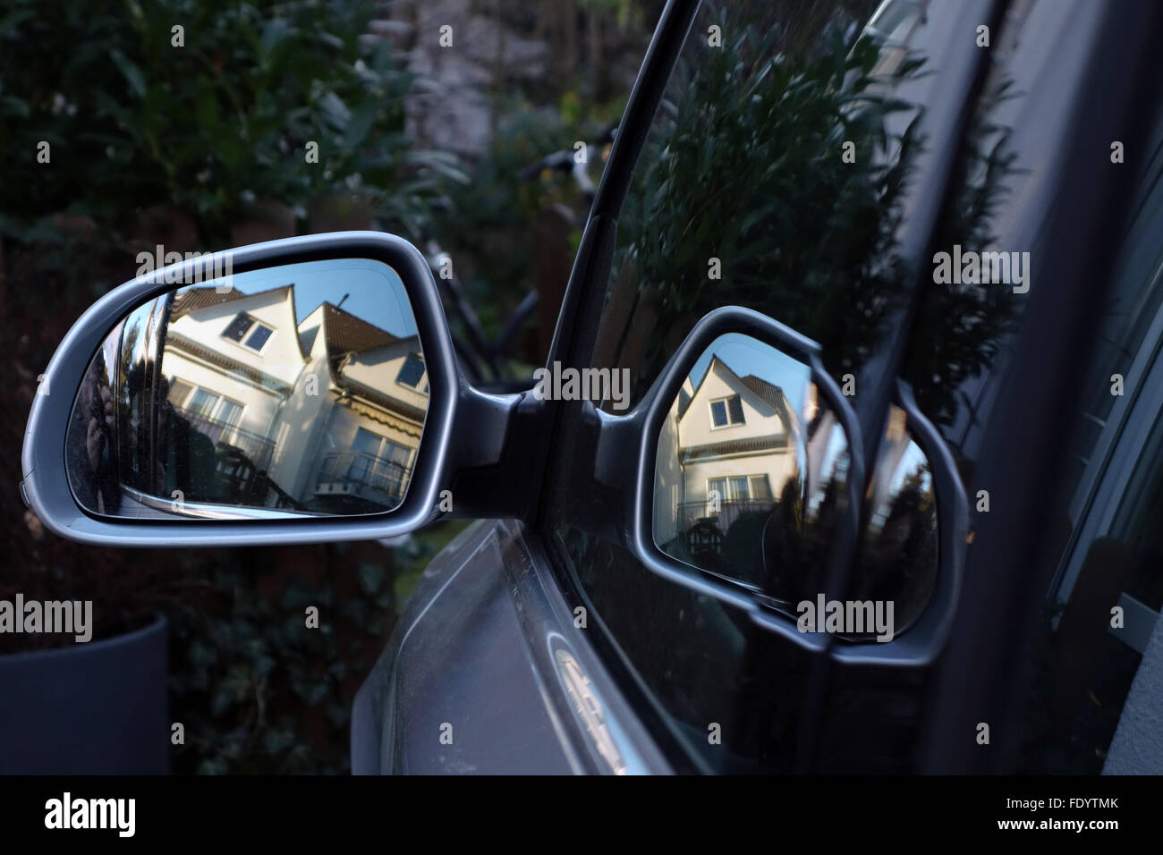 Berlino, Germania, Einfamilienhaueser riflesso nel retrovisore esterno di una automobile Foto Stock