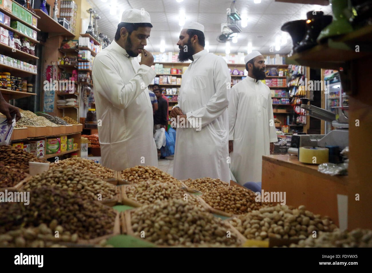 Dubai, Emirati arabi uniti, uomo dei costi in un negozio di generi alimentari un dado Foto Stock