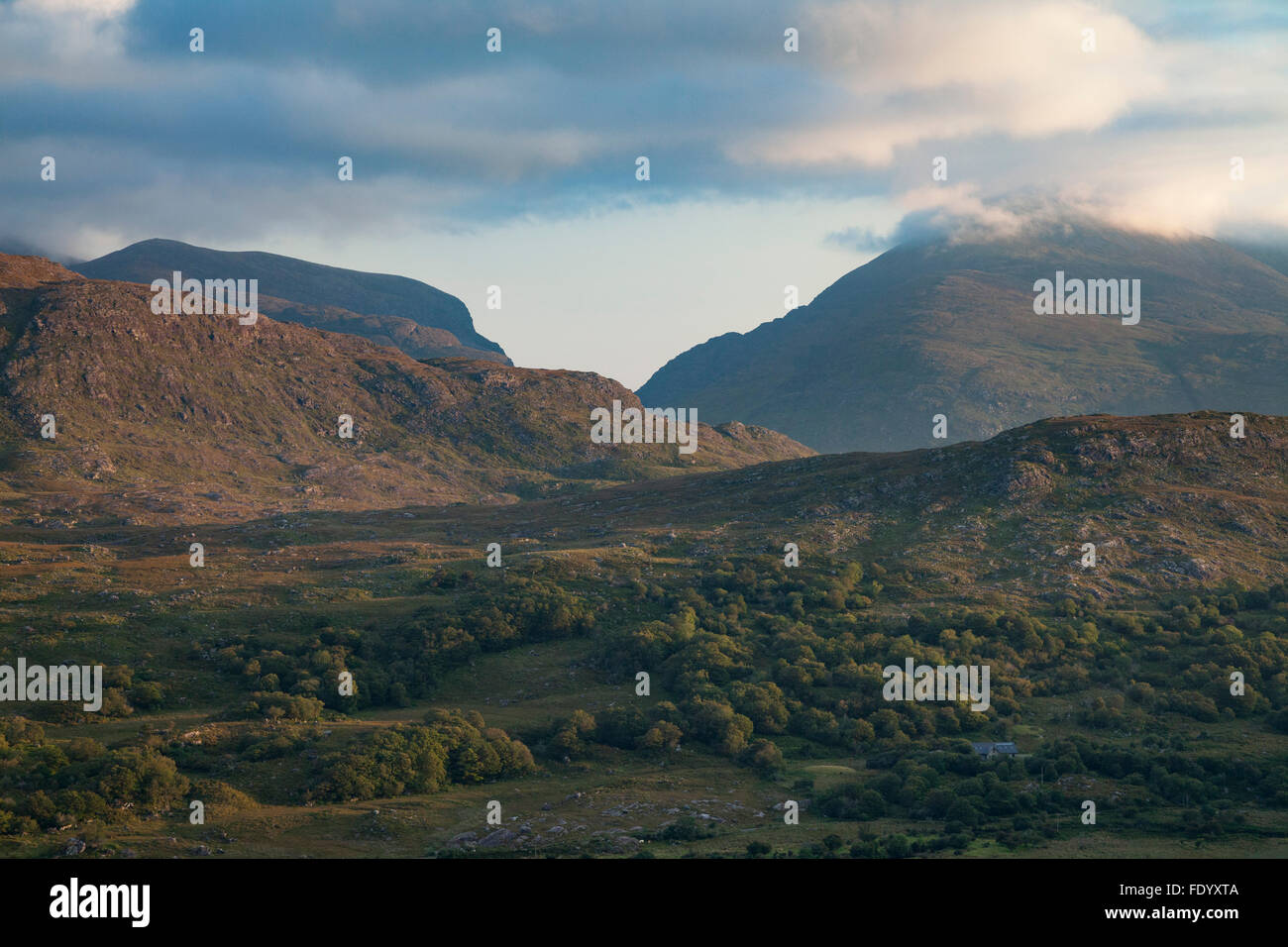 Vista su tutta la Valle del Nera per il Gap di Dunloe, del MacGillicuddy Reeks, nella contea di Kerry, Irlanda. Foto Stock
