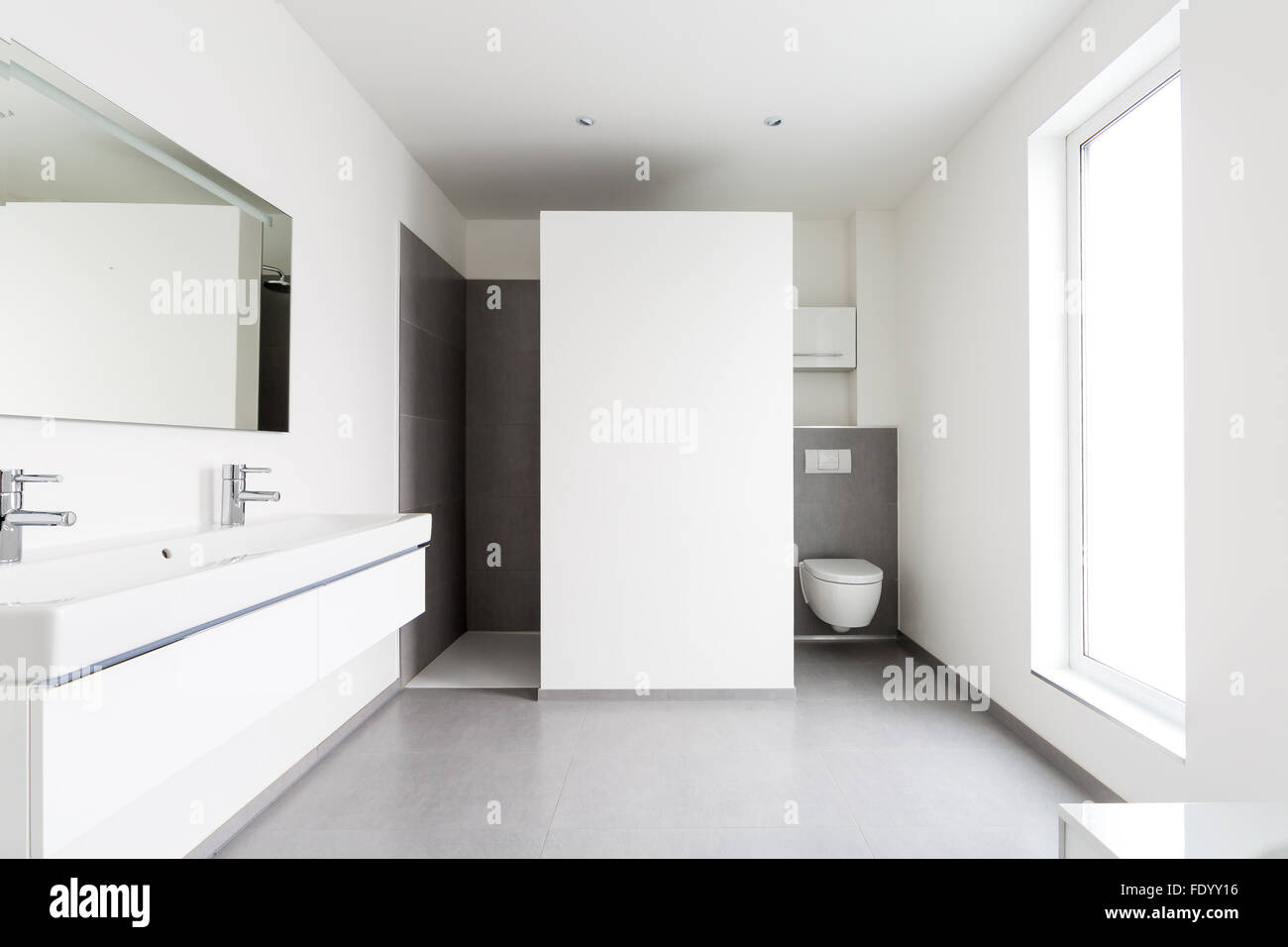 Bianco moderno bagno interno Foto Stock