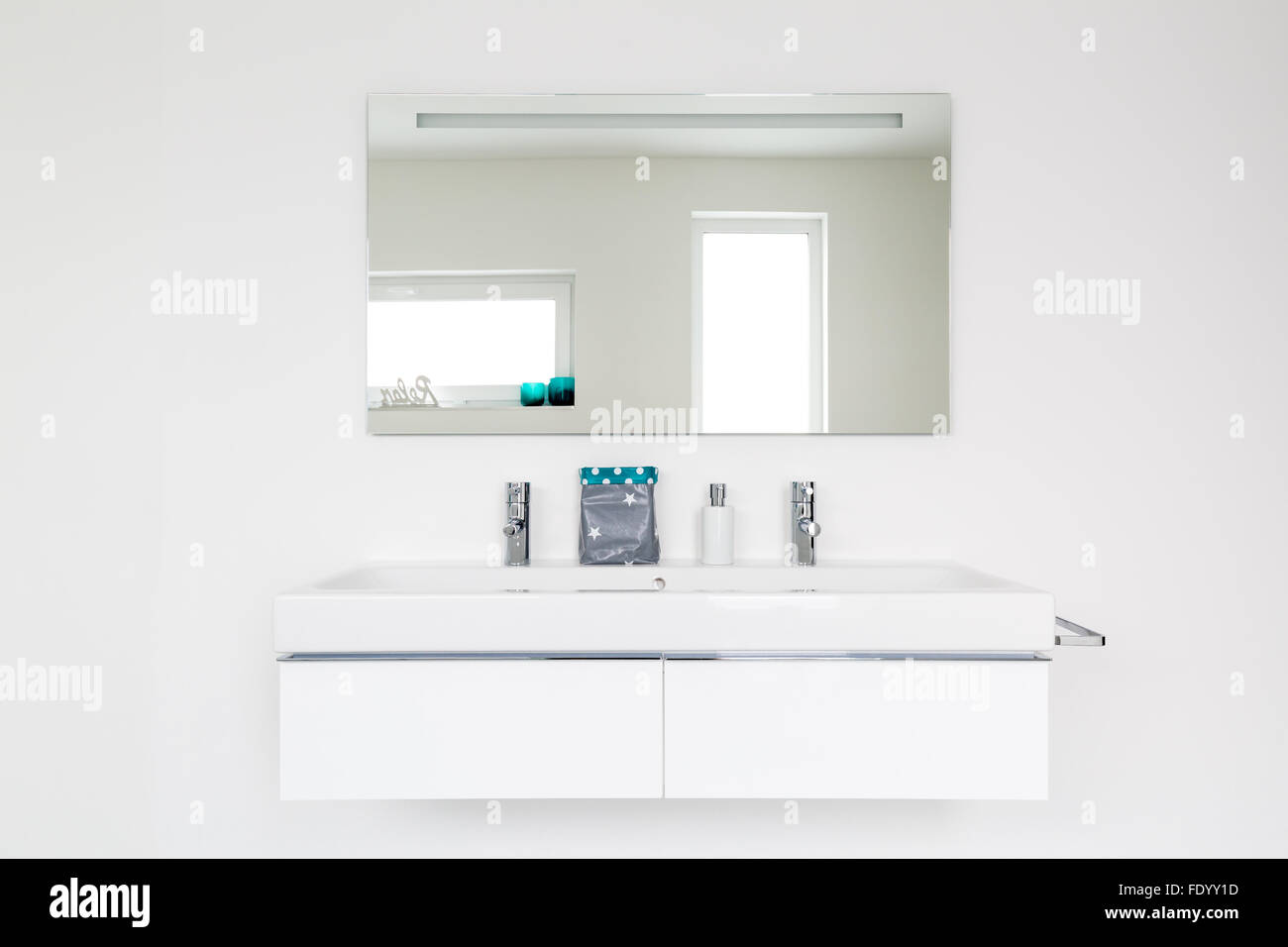 Bianco moderno bagno interno Foto Stock
