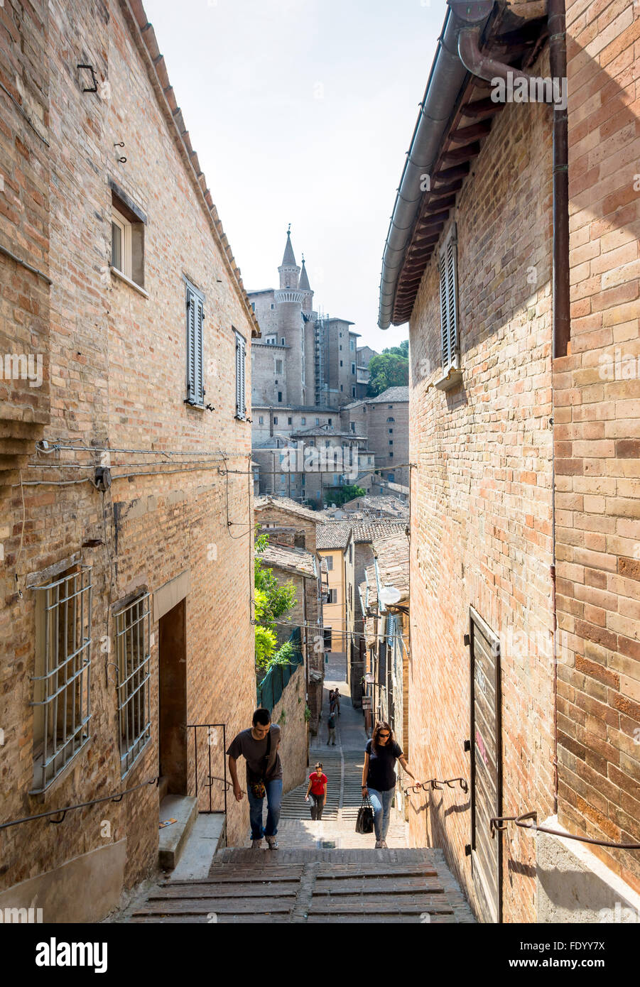Street view con turisti in Urbino, Italia. Foto Stock