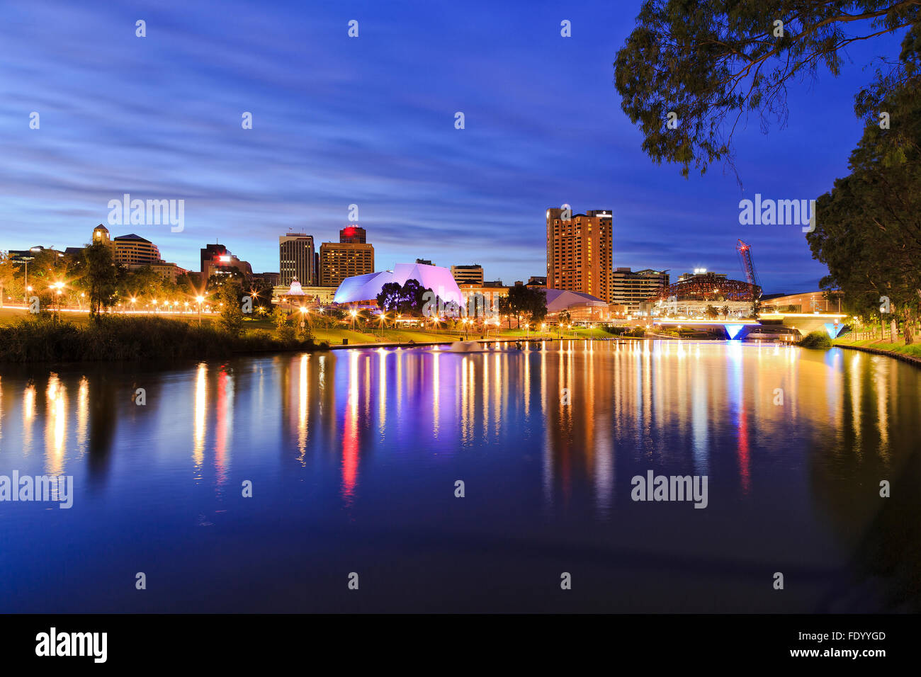 Vista panoramica del CBD di Adelaide riflette ancora in fiume Torrens acque con luci luminose e illuminazione Foto Stock