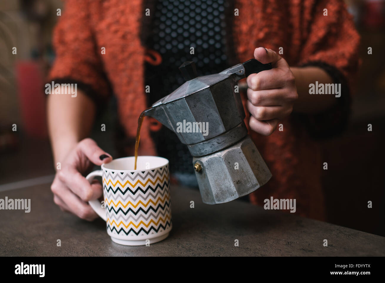 Donna versando il caffè da vintage caffettiera Foto Stock