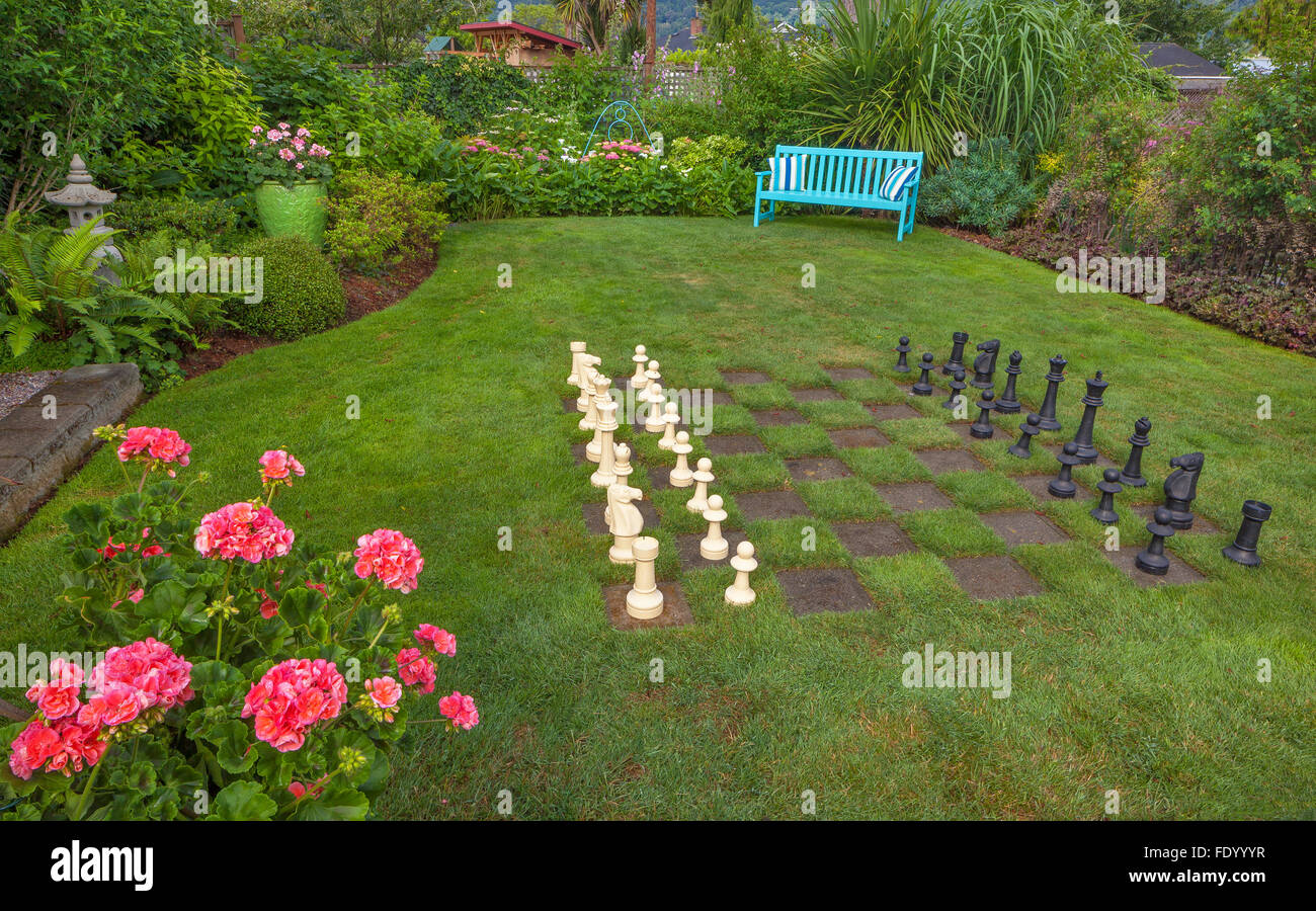 Vashon-Maury Island, WA: grande scacchiera in un prato con blu brillante banco in un giardino cottage Foto Stock