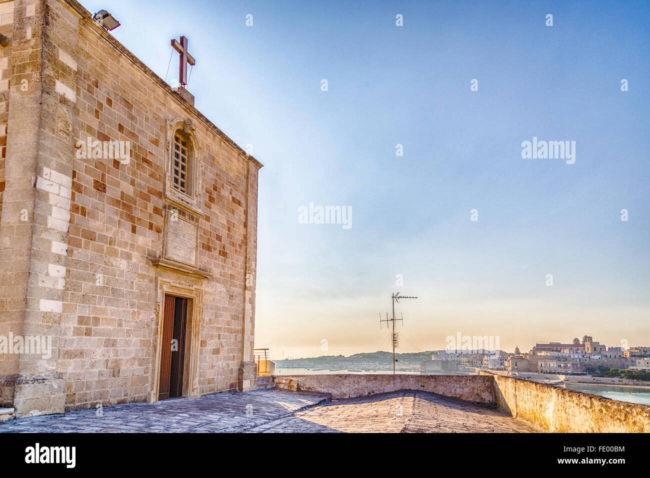 Chiesa sul golfo della cittadina pugliese in penisola salentina in Italia Foto Stock