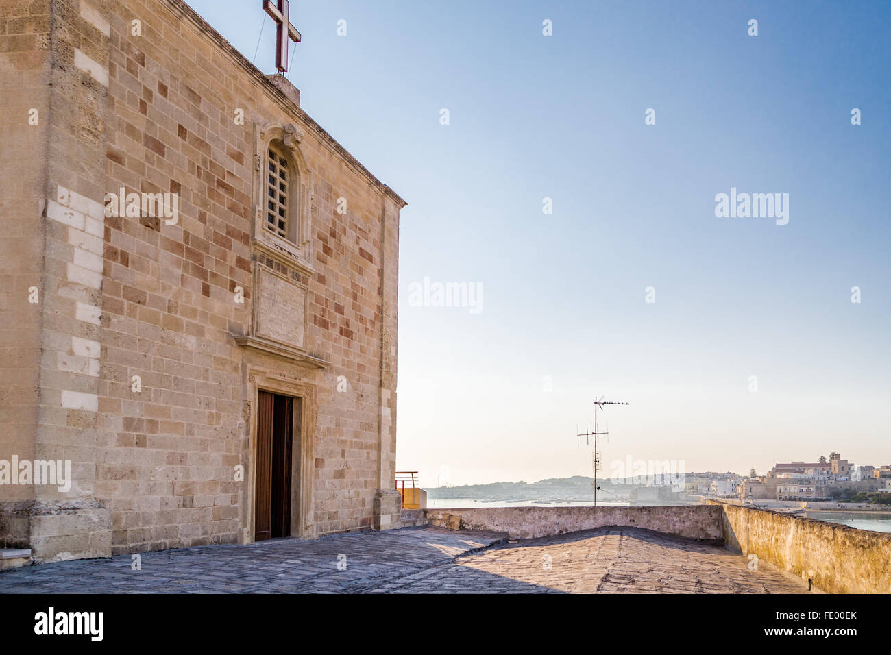 Chiesa sul golfo della cittadina pugliese in penisola salentina in Italia Foto Stock