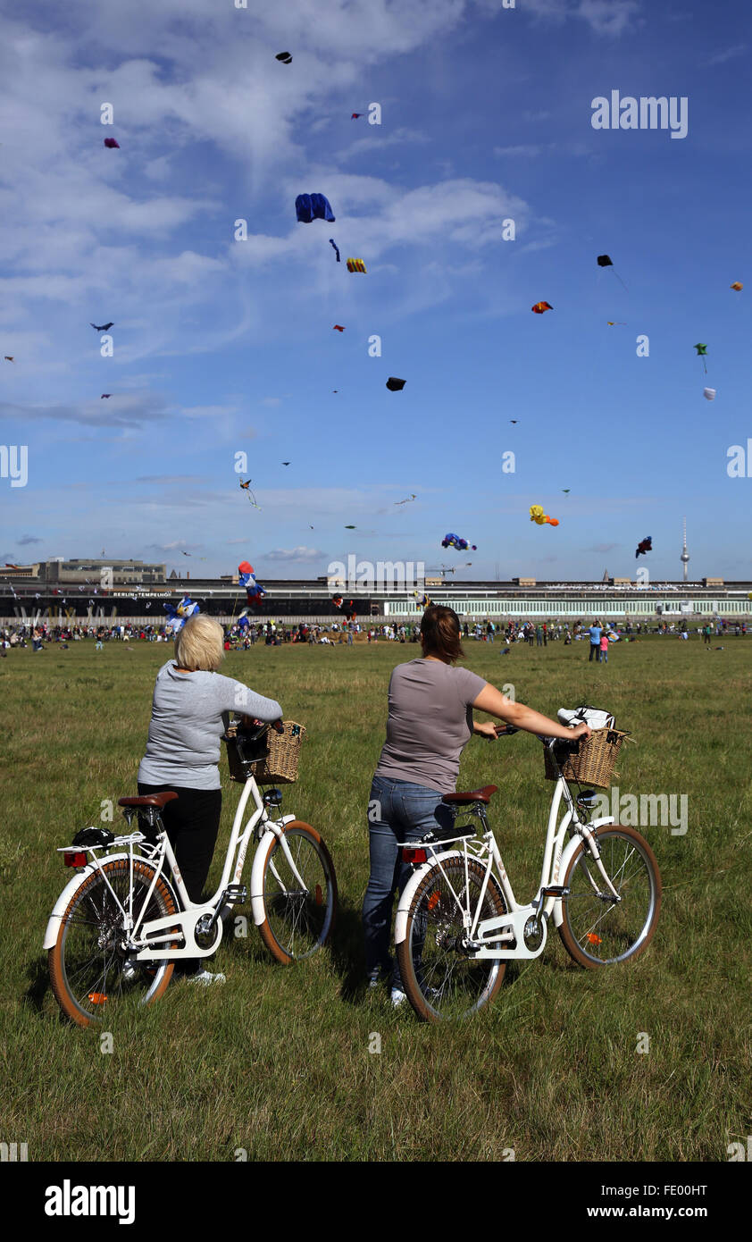 Berlino, Germania, persone al festival dei giganti kite sul campo di Tempelhof Foto Stock