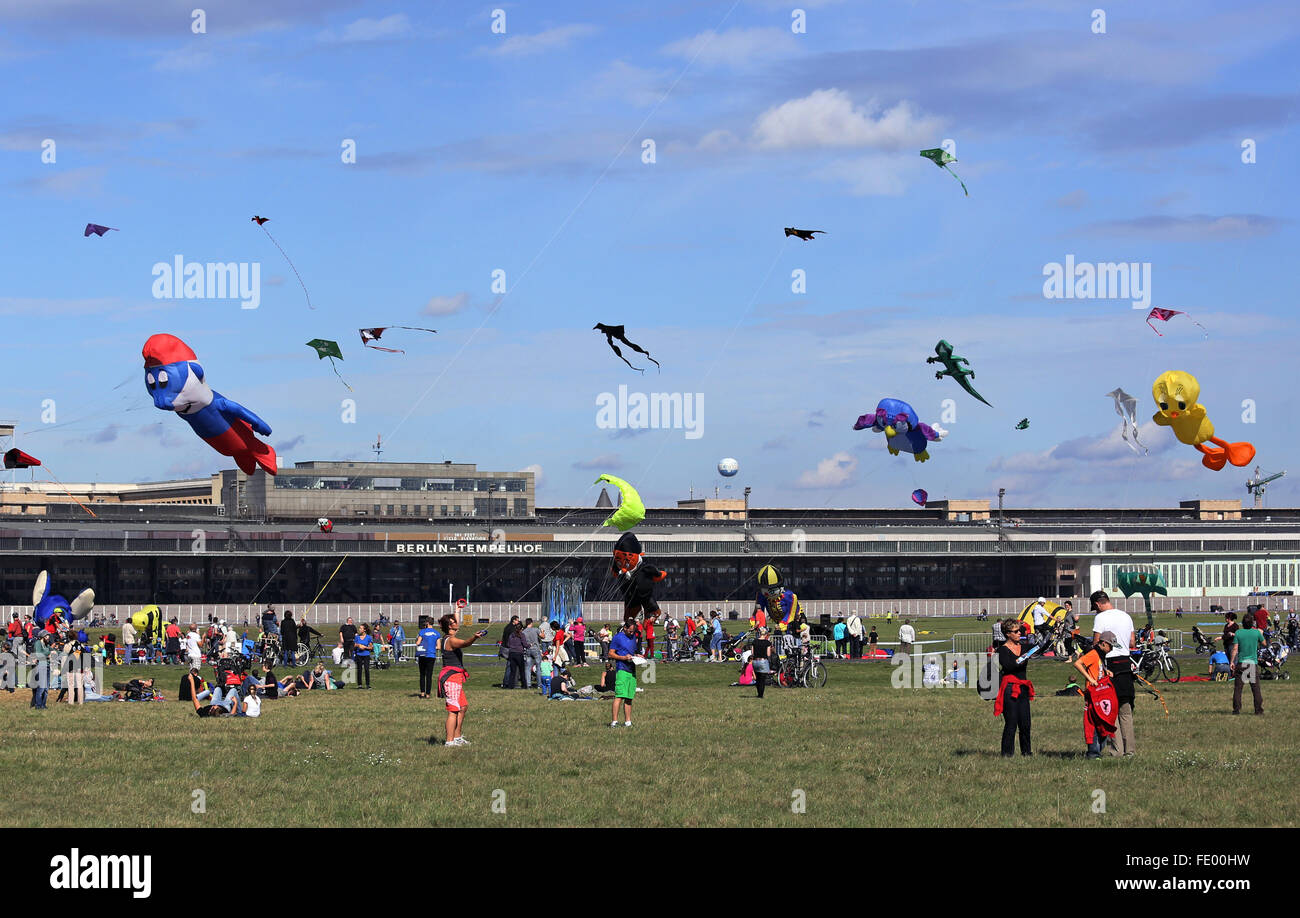 Berlino, Germania, persone al festival dei giganti kite sul campo di Tempelhof Foto Stock