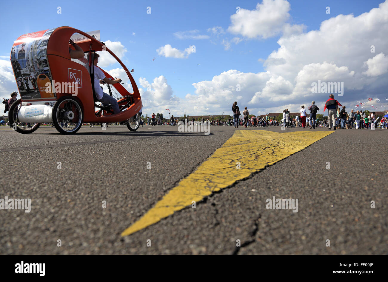 Berlino, Germania, persone e pedicab sul campo di Tempelhof Foto Stock