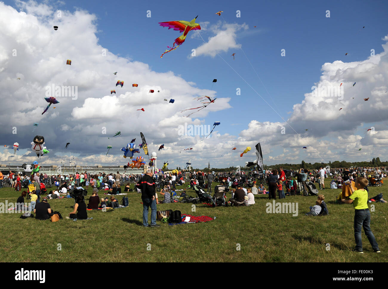 Berlino, Germania, persone al festival dei giganti kite sul campo di Tempelhof Foto Stock