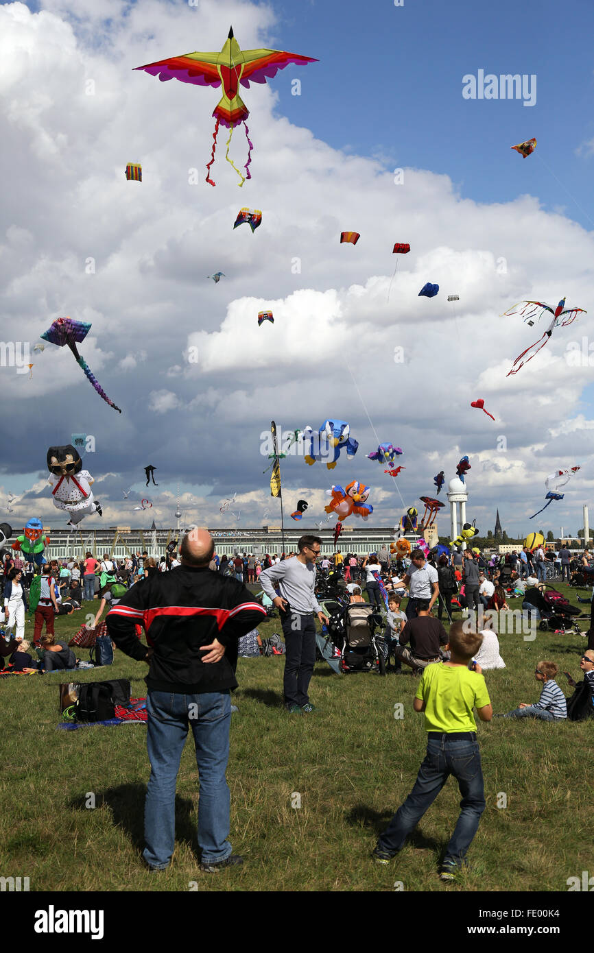 Berlino, Germania, persone al festival dei giganti kite sul campo di Tempelhof Foto Stock