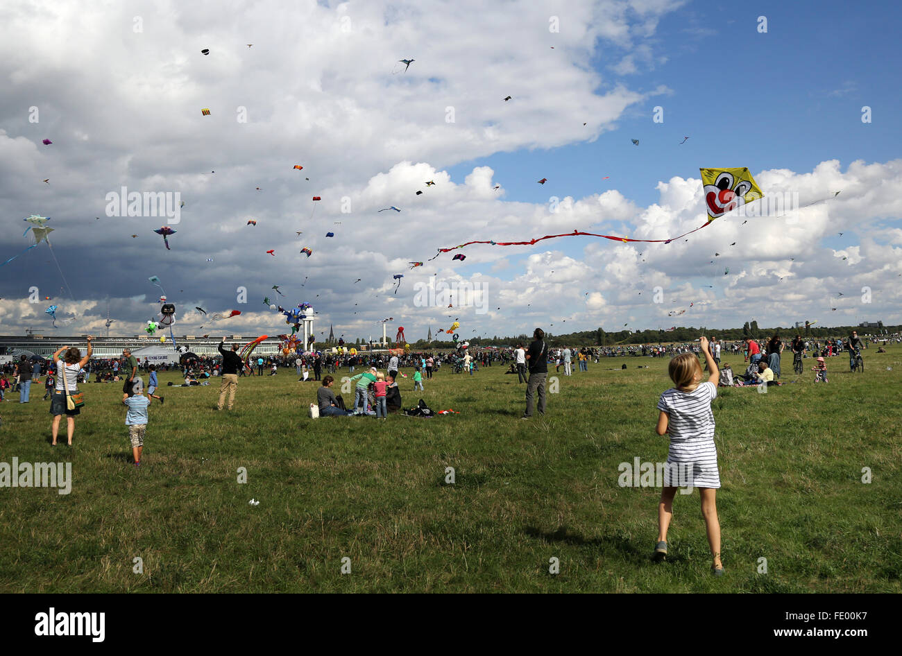 Berlino, Germania, persone al festival dei giganti kite sul campo di Tempelhof Foto Stock