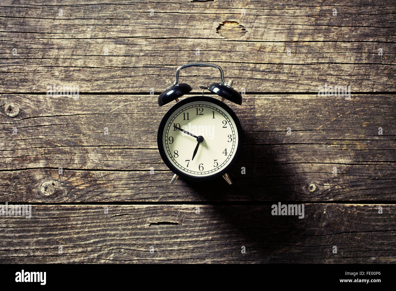 Sveglia sul vecchio tavolo in legno Foto Stock