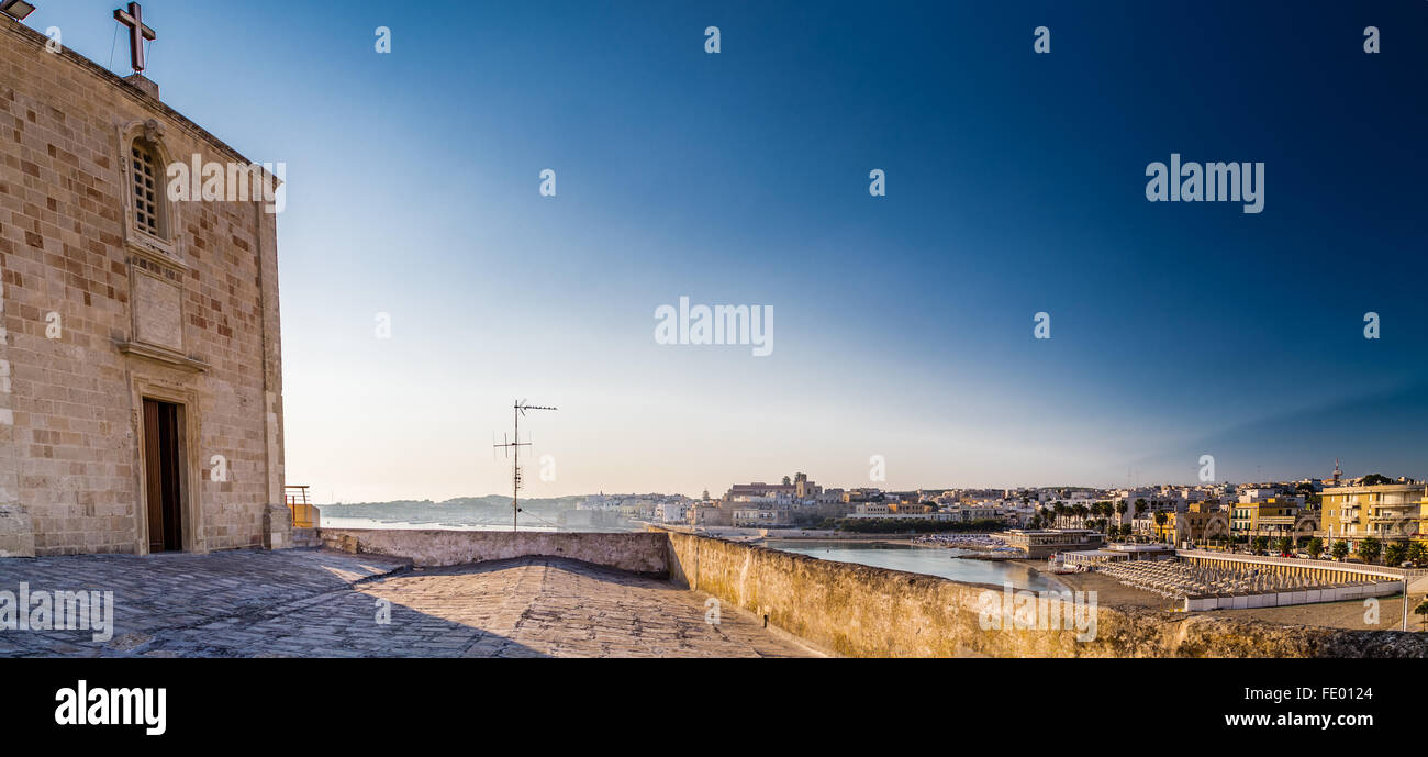 Chiesa sul golfo della cittadina pugliese in penisola salentina in Italia Foto Stock