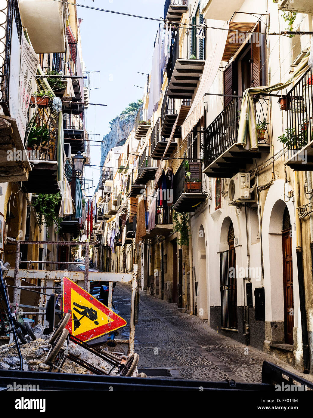 Lavori di costruzione di una strada nella città di Cefalu e comune in provincia di Palermo, Sicilia, Italia Foto Stock