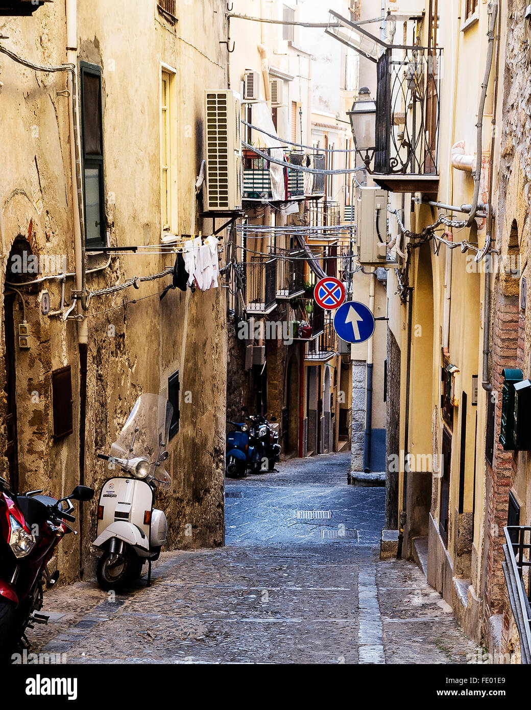 Scooter Vespa parcheggiata sul vialetto street nella città di Cefalu e comune in provincia di Palermo, Sicilia, Italia Foto Stock