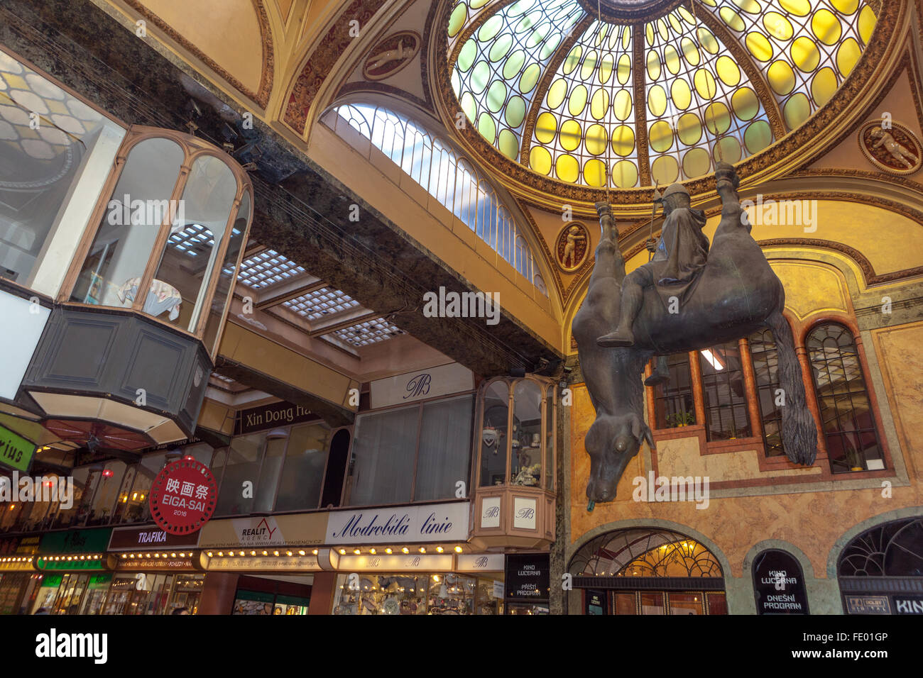 Statua di San Venceslao a cavallo morto Lucerna Passage Praga, Repubblica Ceca Vaclavske Namesti vicino al Palazzo di Praga Lucerna Foto Stock