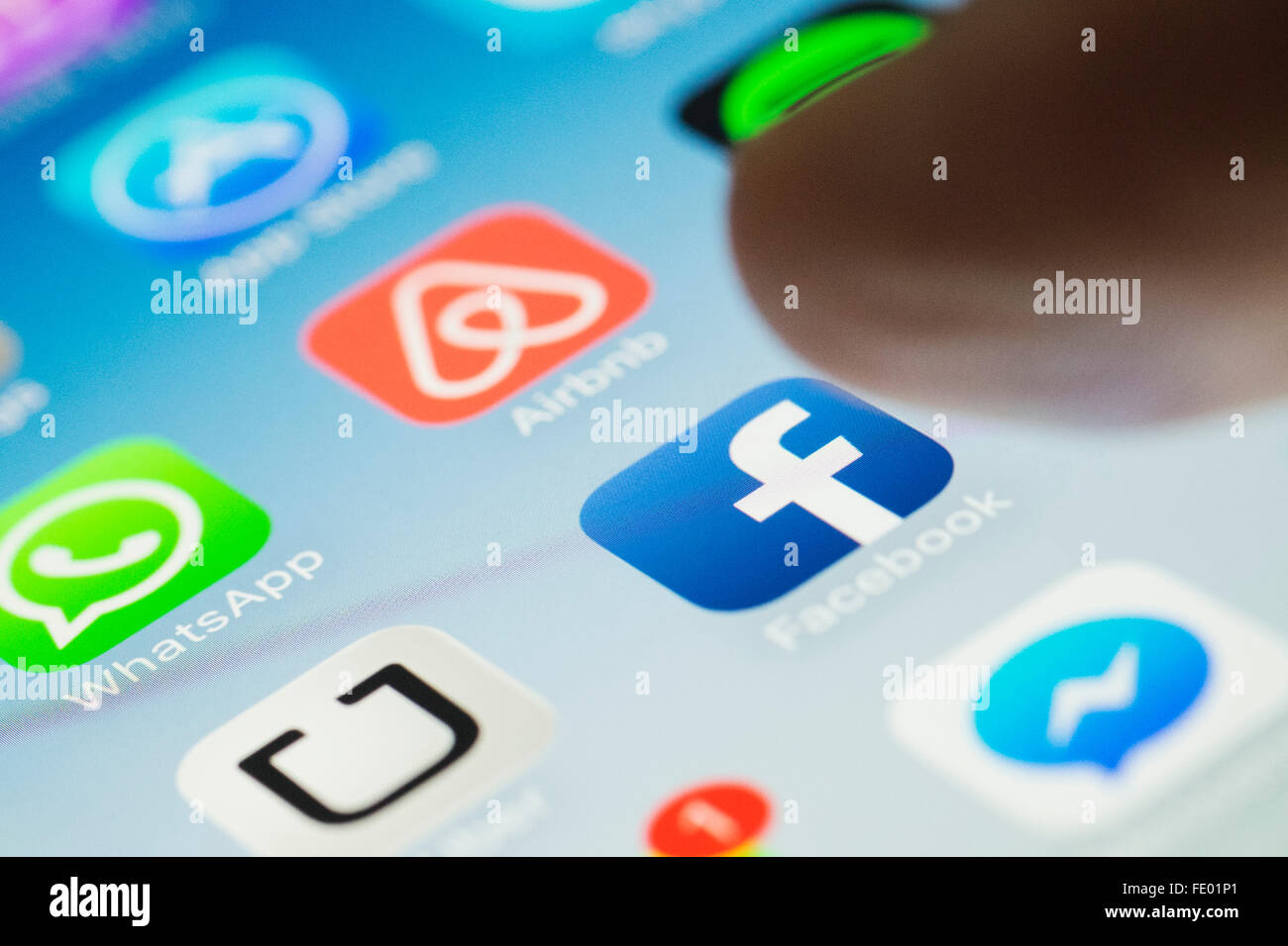 Facebook social media logo app sullo schermo di un telefono intelligente Foto Stock