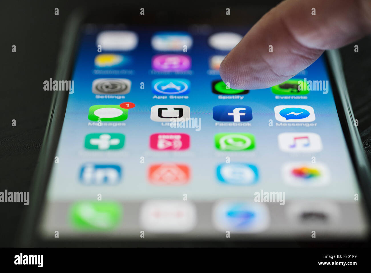 Dettaglio di molte delle app sulla schermata Home di iPhone 6 Plus smart phone Foto Stock
